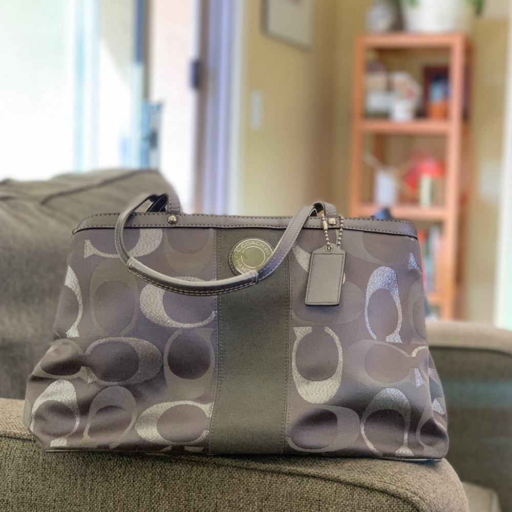 Coach silver/gray logo shoulder bag: G1276-F20427